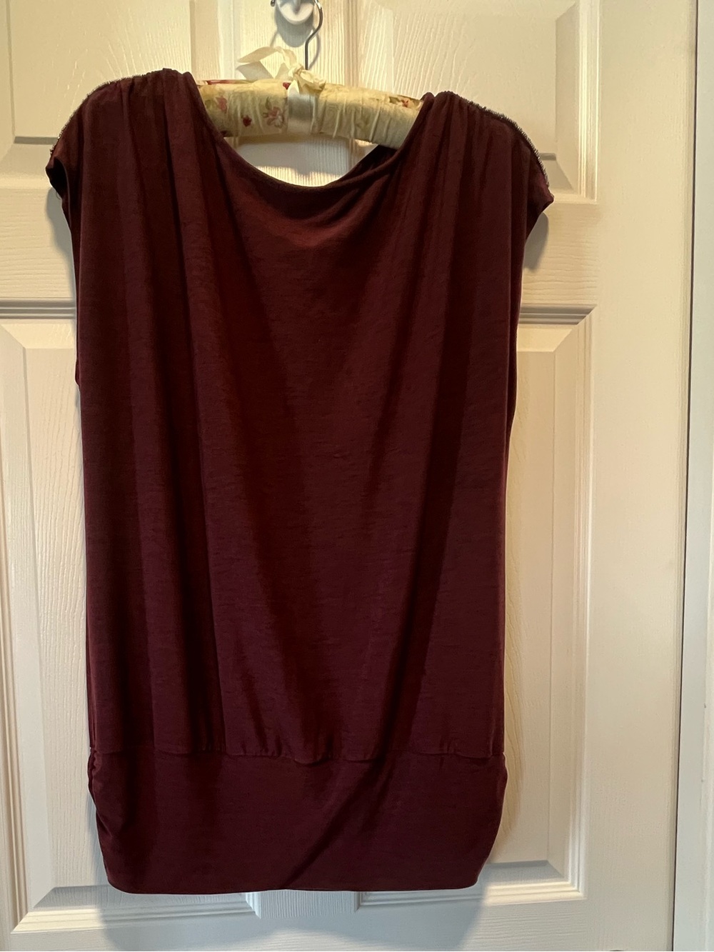 APT.9 Cap Sleeve Blouse
Size:Large
Color: Burgundy